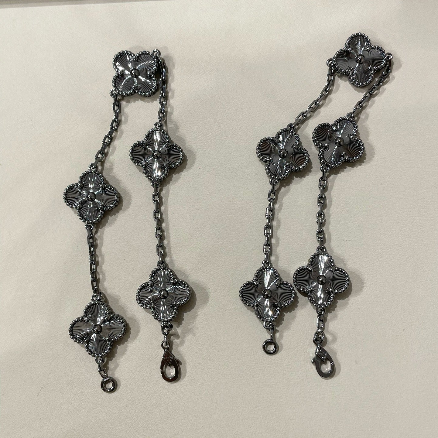 [CharmAmor] CLOVER 5 MOTIF BLACK BRACELET