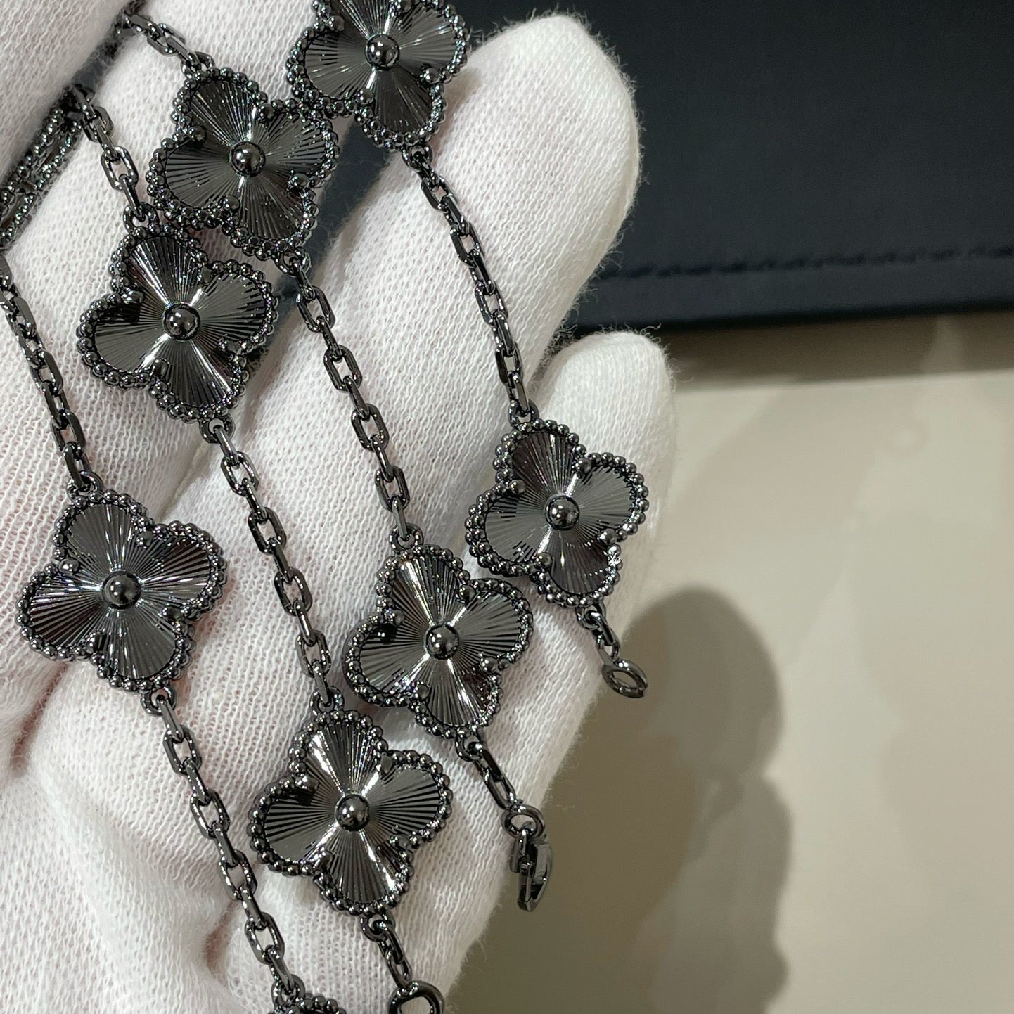 [CharmAmor] CLOVER 5 MOTIF BLACK BRACELET
