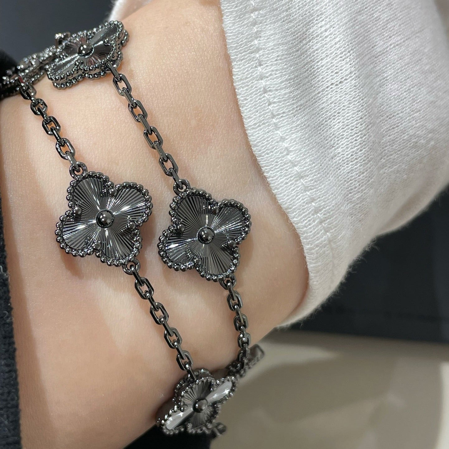 [CharmAmor] CLOVER 5 MOTIF BLACK BRACELET