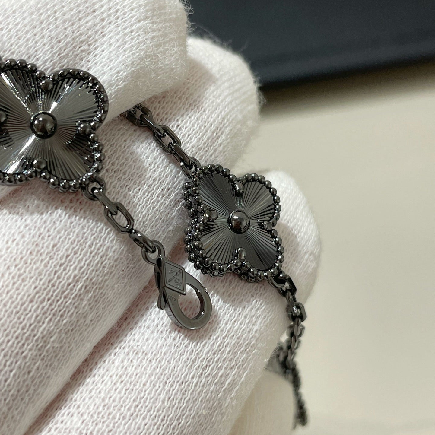 [CharmAmor] CLOVER 5 MOTIF BLACK BRACELET