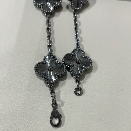 [CharmAmor] CLOVER 5 MOTIF BLACK BRACELET