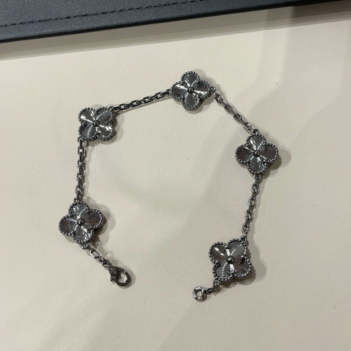 [CharmAmor] CLOVER 5 MOTIF BLACK BRACELET
