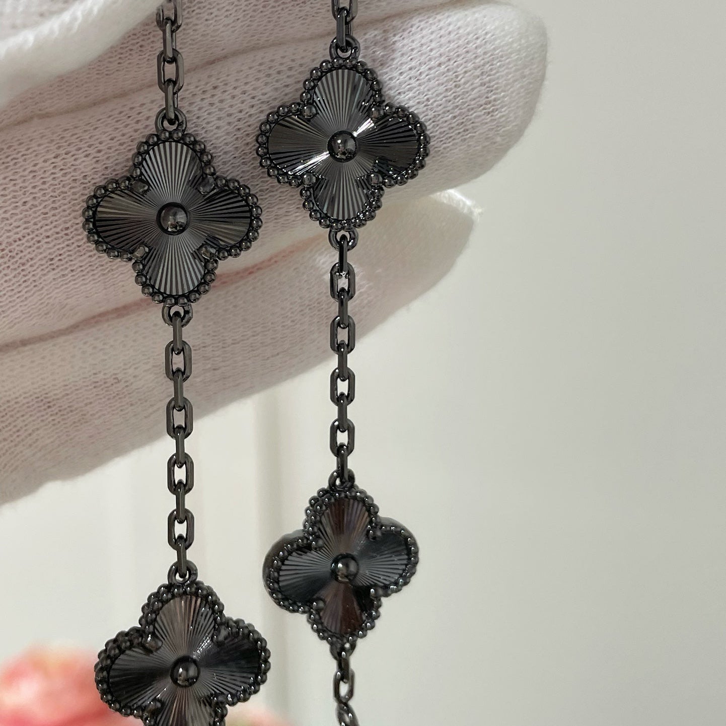 [CharmAmor]CLOVER 5 MOTIF BLACK BRACELET