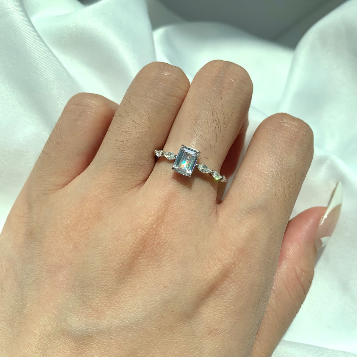 [CharmAmor]1.0 Carat Dainty Resplendent Radiant Cut Daily Ring