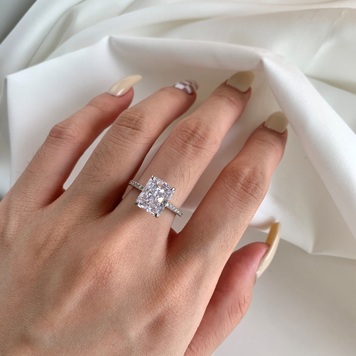 [CharmAmor]4.0 Carat Luxurious Engagement Ring