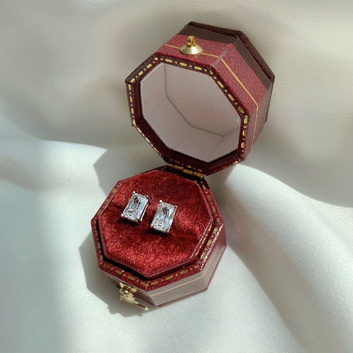 [CharmAmor]Stylish Shiny Rectangular Center Stone Stud Earrings