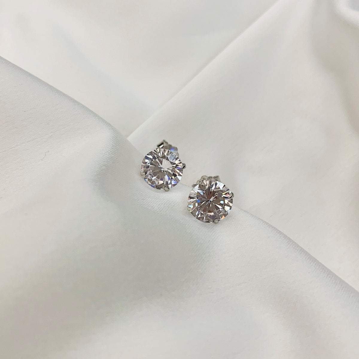[CharmAmor]Stylish Shiny Round Center Stone Stud Earrings