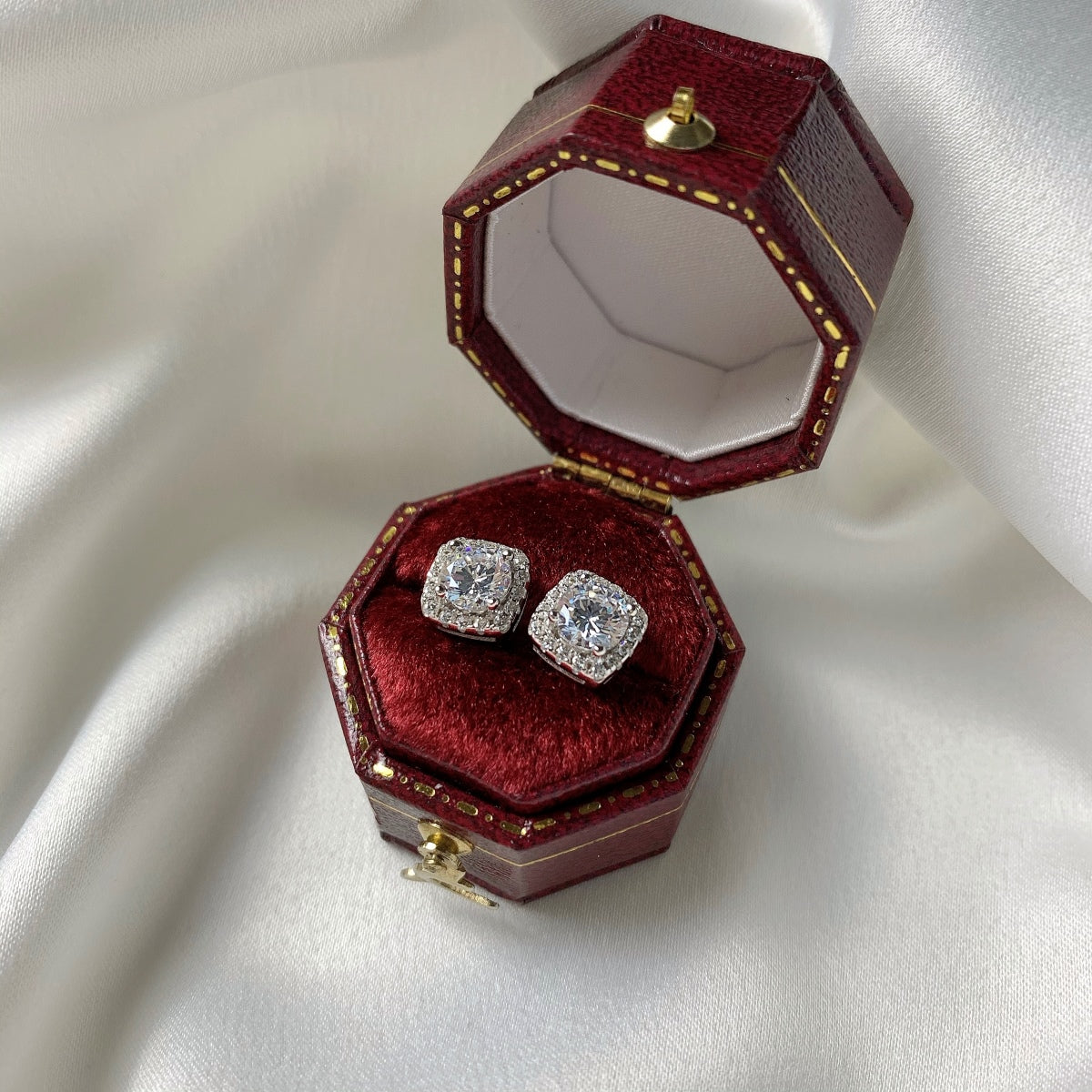 [CharmAmor]Classic Round Center Stone Stud Earrings