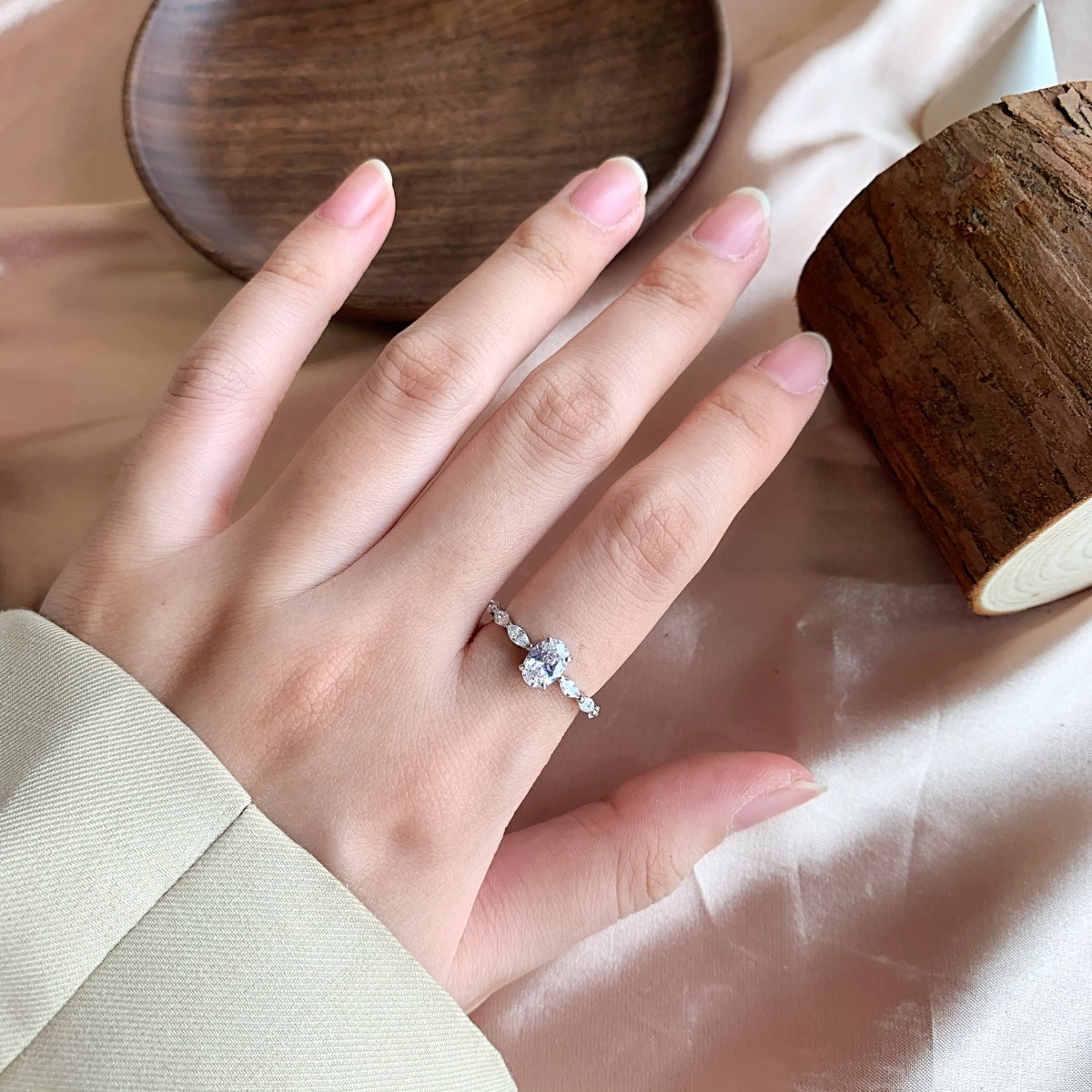 [CharmAmor]0.75 Carat Luxurious Vibrant Elongated Cushion Cut Daily Ring