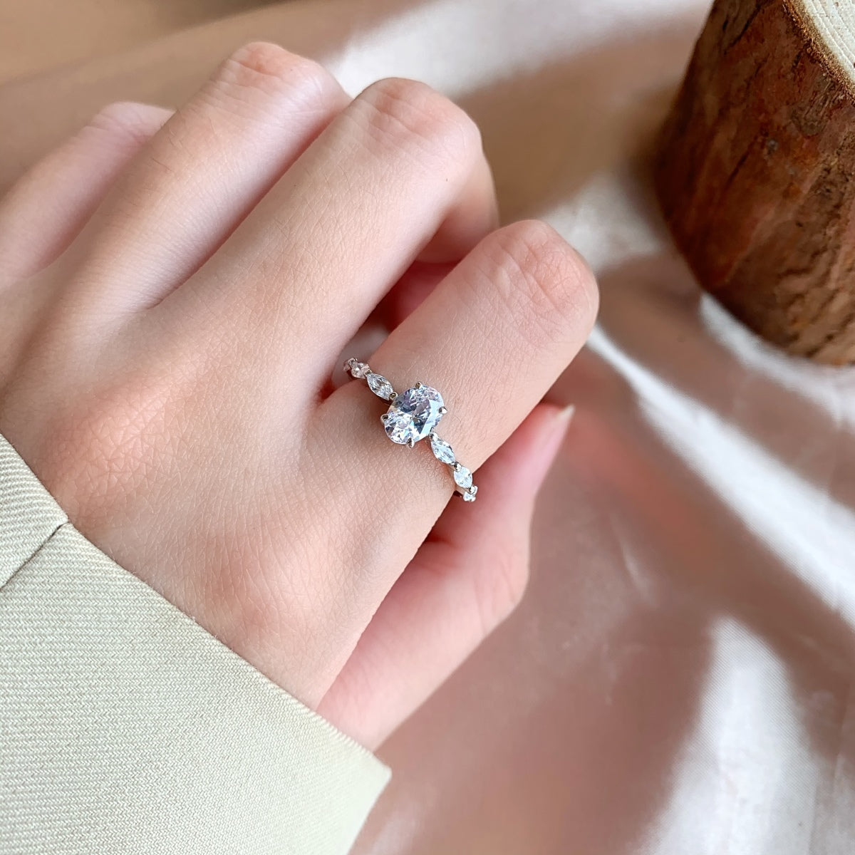 [CharmAmor]0.75 Carat Luxurious Vibrant Elongated Cushion Cut Daily Ring