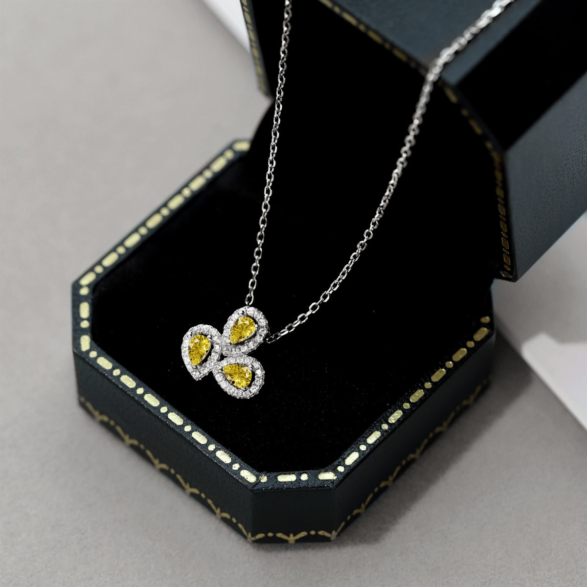 [CharmAmor]Elegant Flower Shape Pear Cut Necklace
