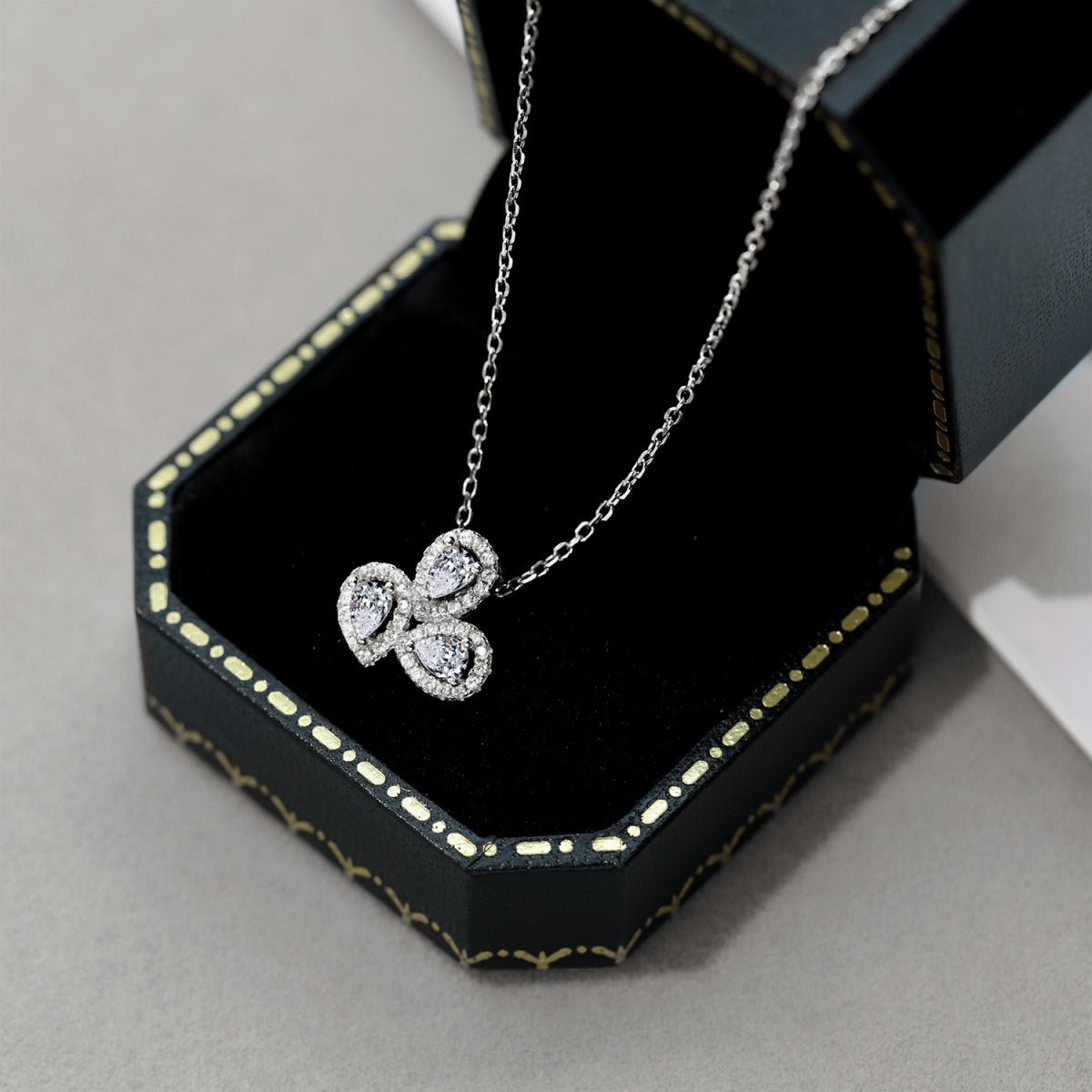 [CharmAmor]Elegant Flower Shape Pear Cut Necklace