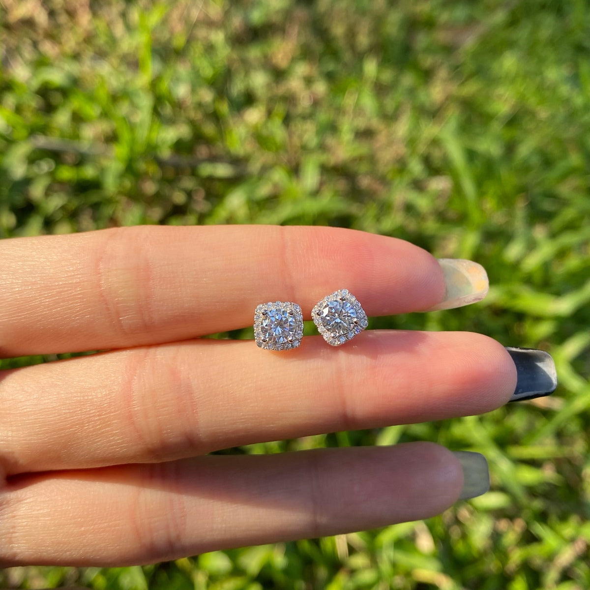[CharmAmor]Classic Round Center Stone Stud Earrings