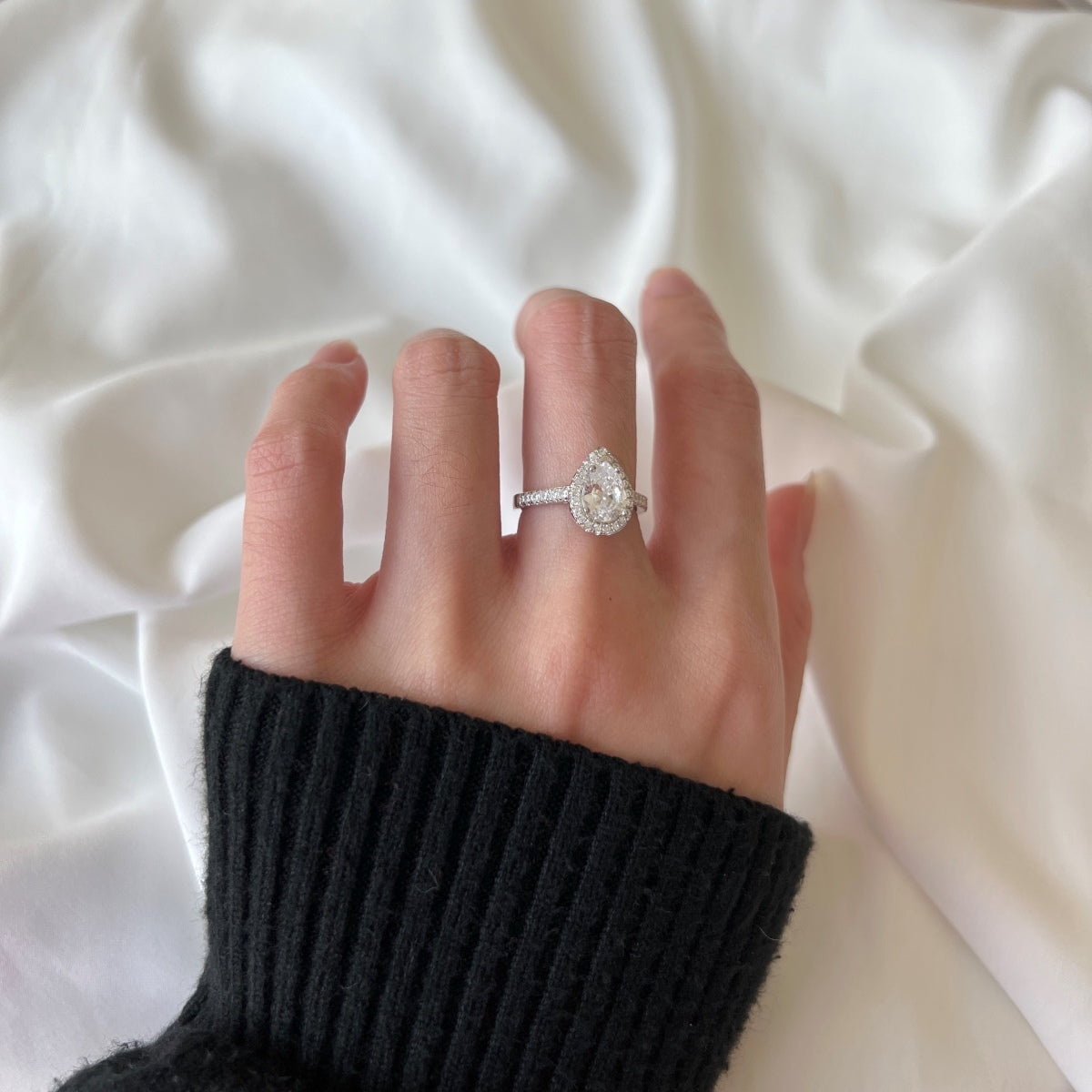 [CharmAmor]1.0 Carat Luxurious Resplendent Water Drop Shape Wedding Ring