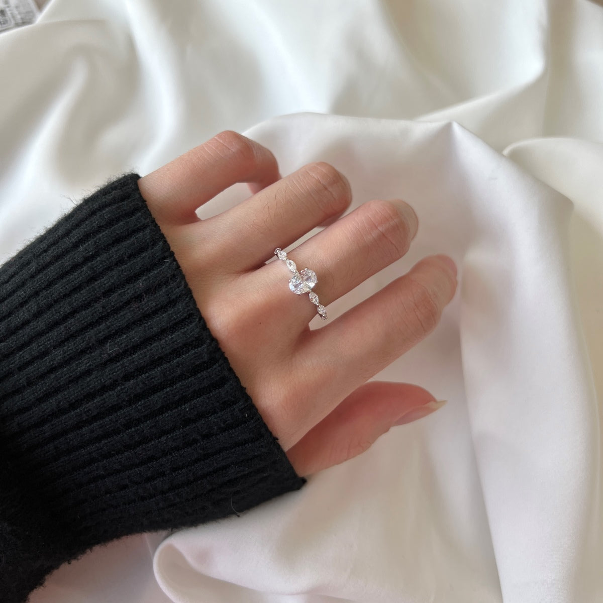 [CharmAmor]0.75 Carat Luxurious Vibrant Elongated Cushion Cut Daily Ring