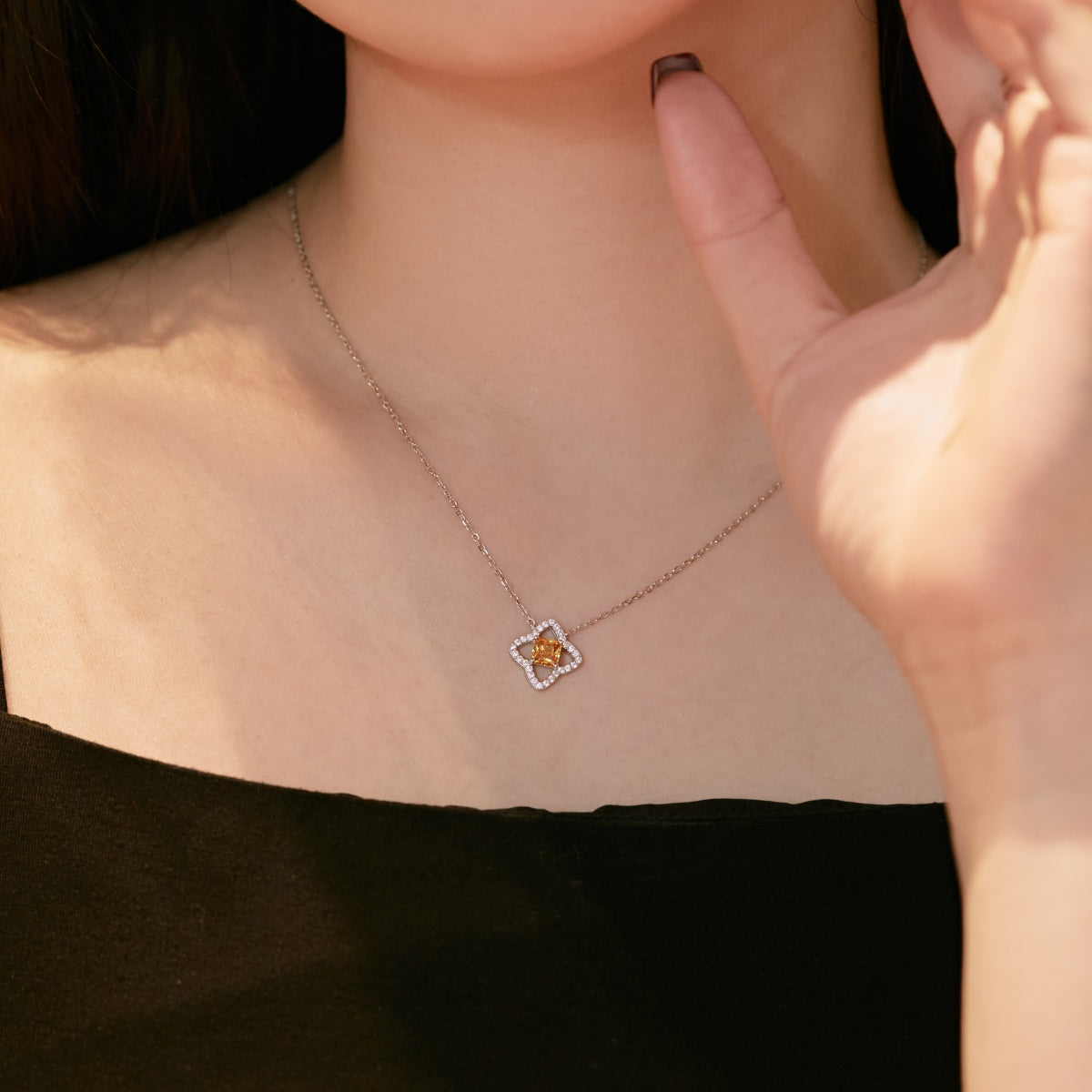 [CharmAmor]Exquisite Flower Shape Princess Cut Necklace