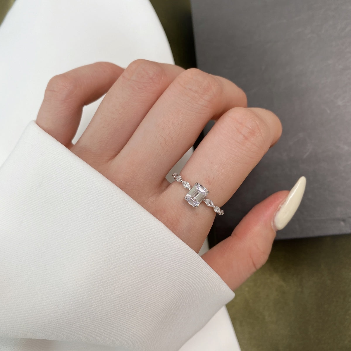[CharmAmor]1.0 Carat Dainty Resplendent Radiant Cut Daily Ring