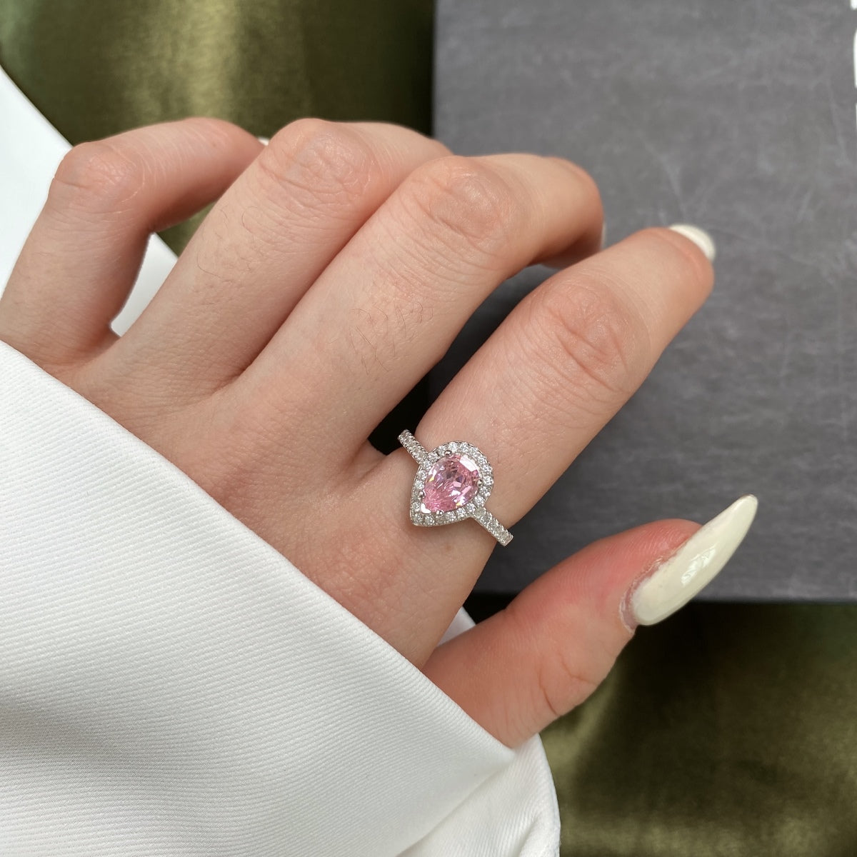 [CharmAmor]1.0 Carat Luxurious Resplendent Water Drop Shape Wedding Ring
