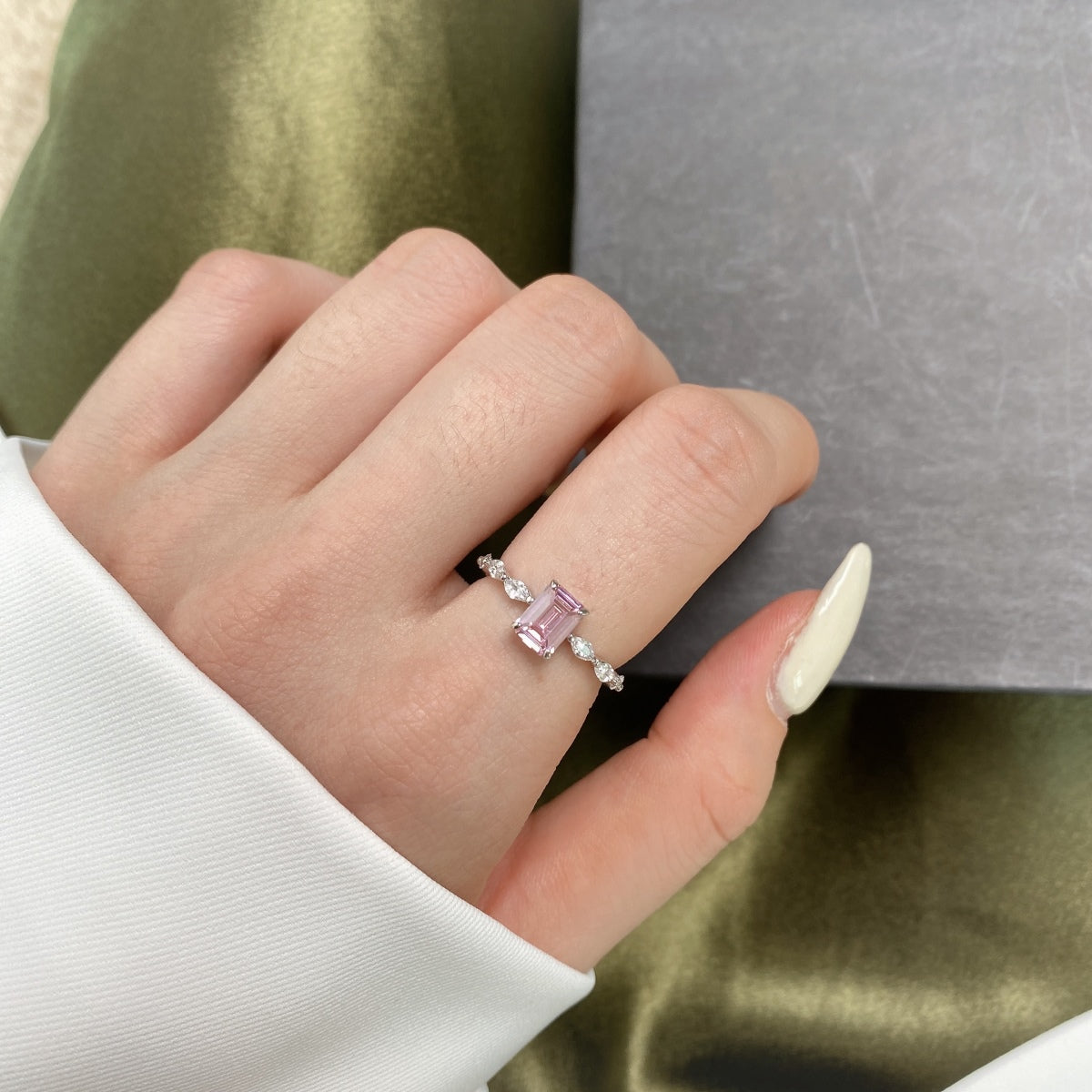 [CharmAmor]1.0 Carat Dainty Resplendent Radiant Cut Daily Ring