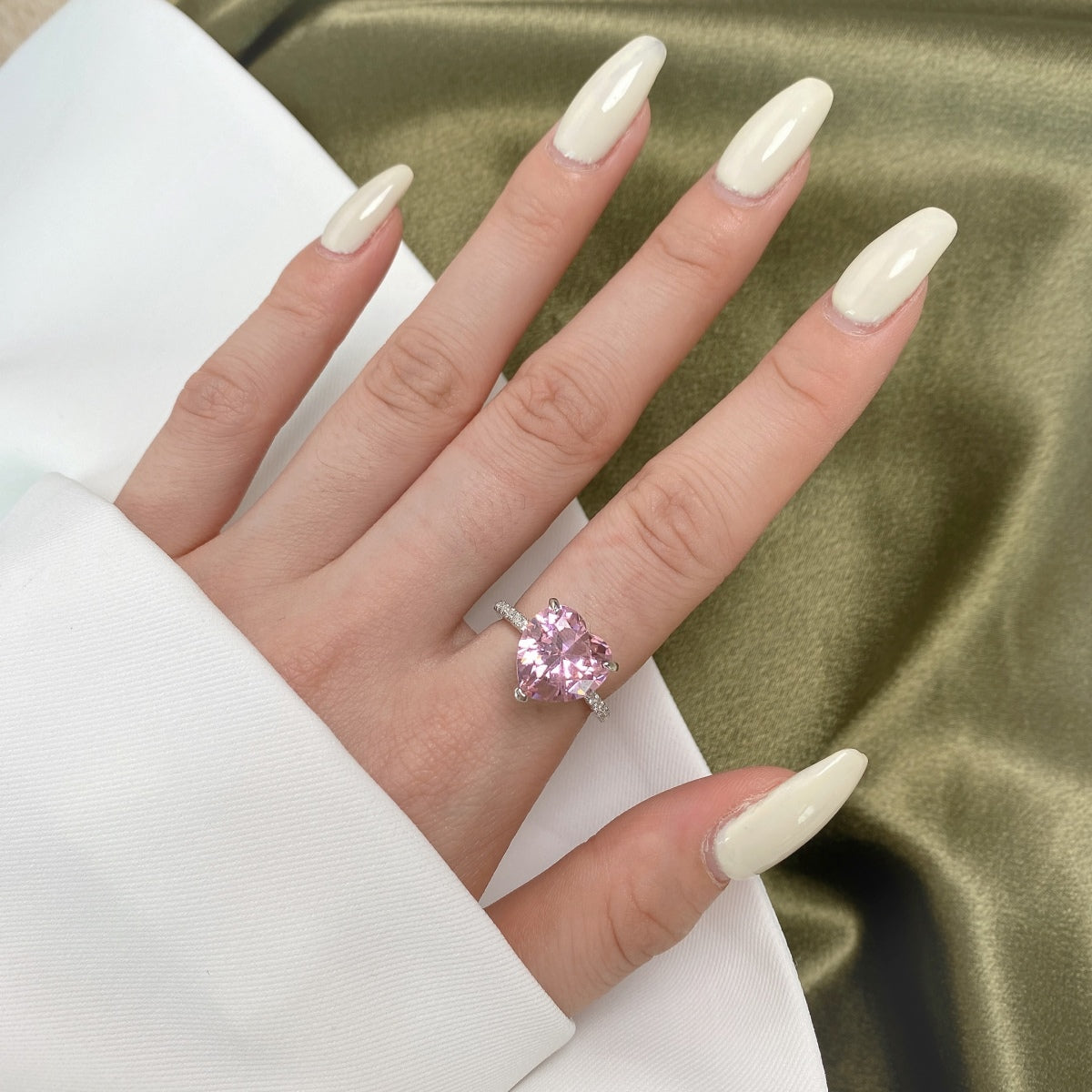 [CharmAmor]6.0 Carat Luxurious Sparkling Romantic Heart Cut Lover Ring