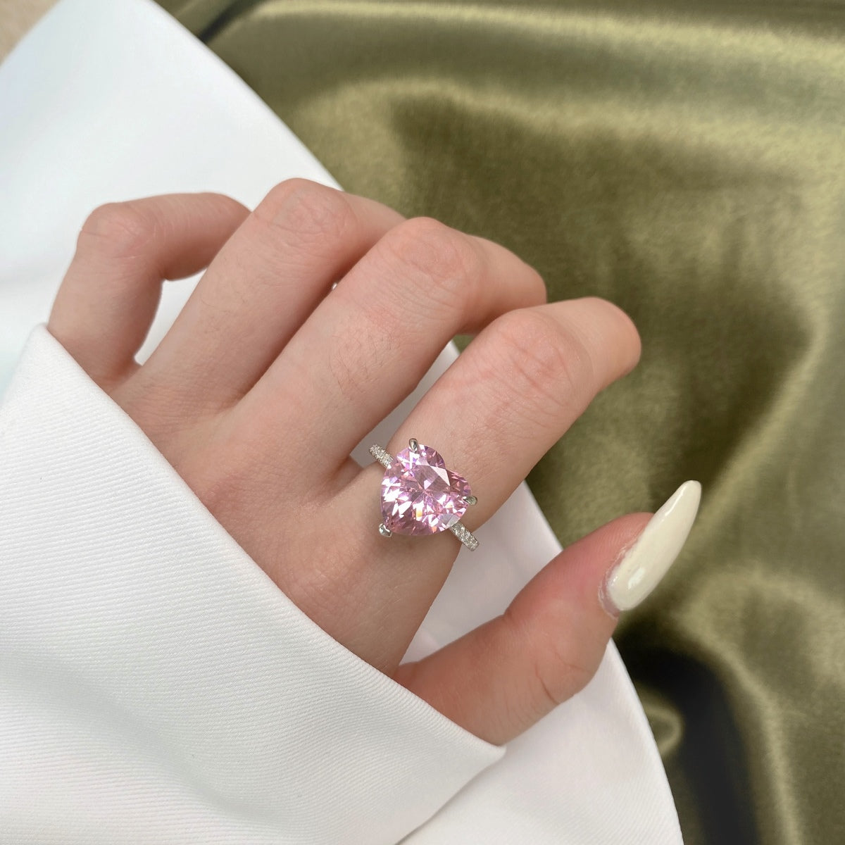 [CharmAmor]6.0 Carat Luxurious Sparkling Romantic Heart Cut Lover Ring