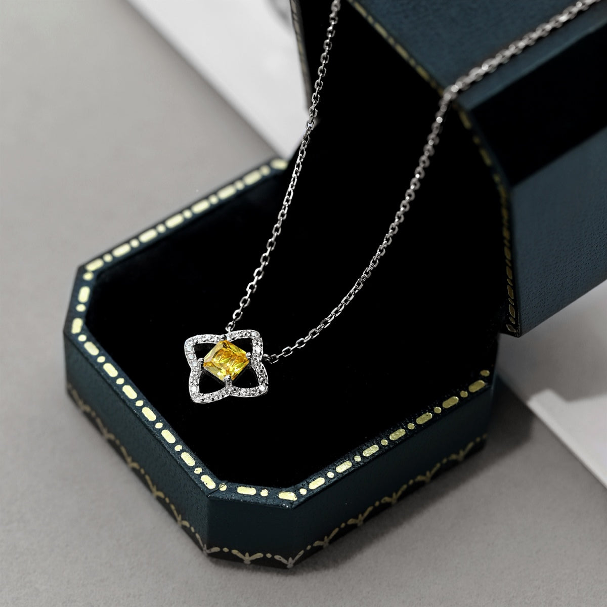 [CharmAmor]Exquisite Flower Shape Princess Cut Necklace