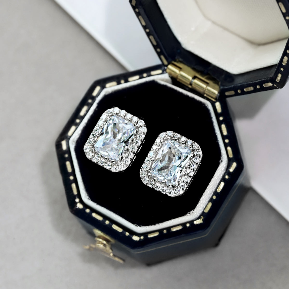 [CharmAmor]1.0 Carat Luxurious Dainty Emerald Cut Daily Earrings