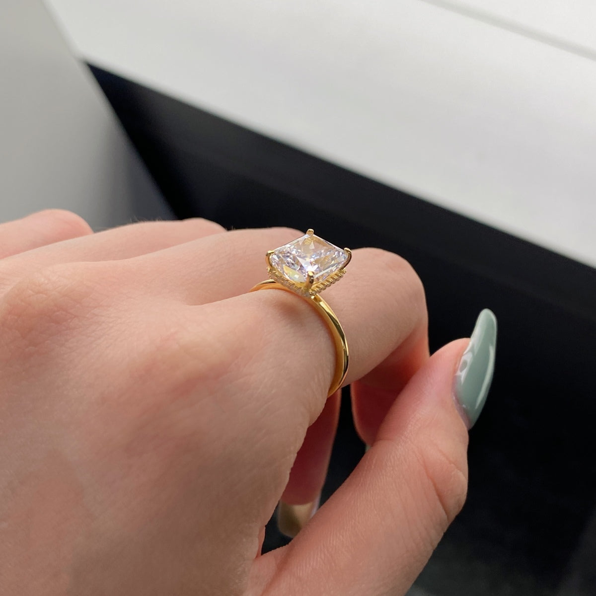 [CharmAmor]4.0 Carat Ornate Enchanting Radiand Cut Banquet Ring