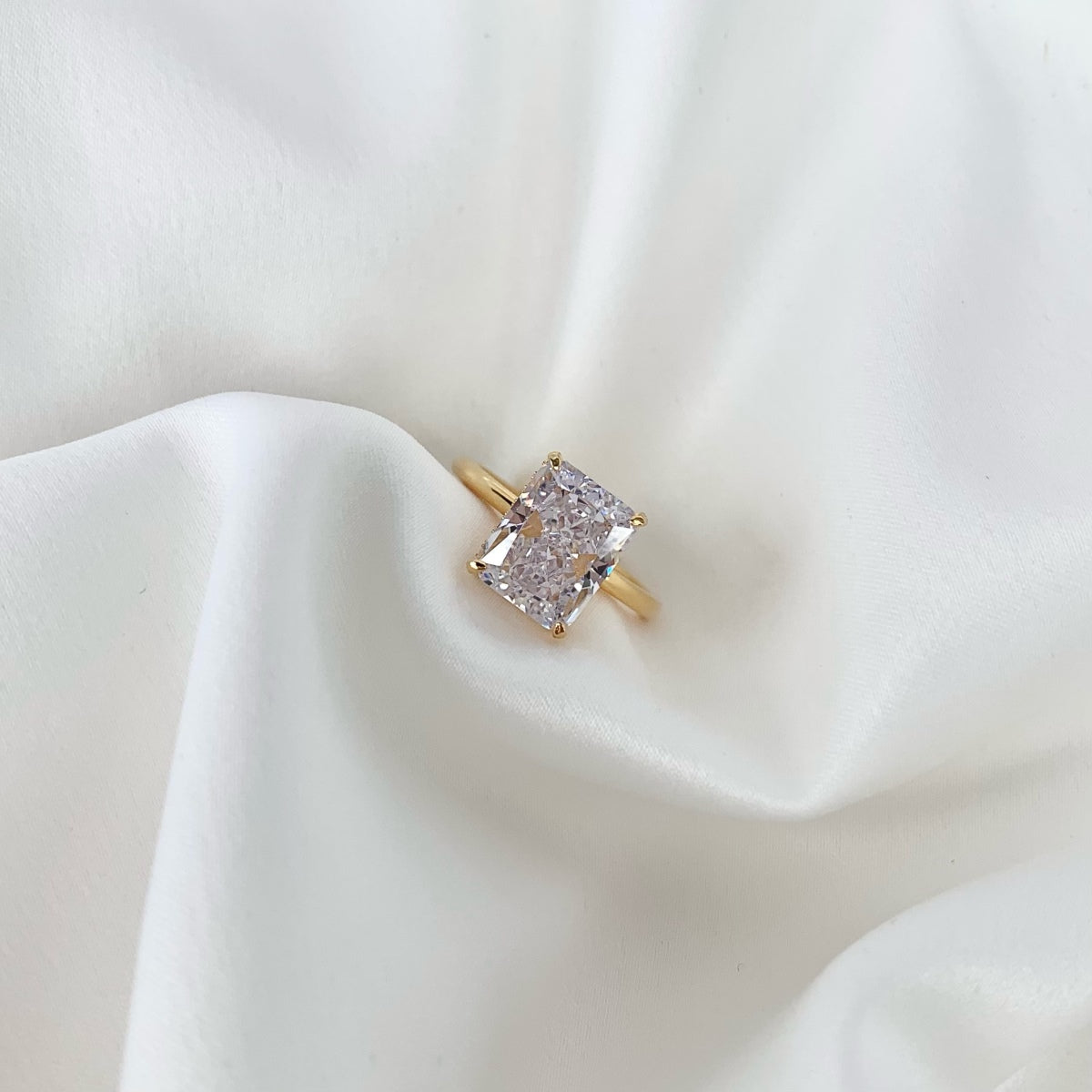 [CharmAmor]4.0 Carat Ornate Enchanting Radiand Cut Banquet Ring