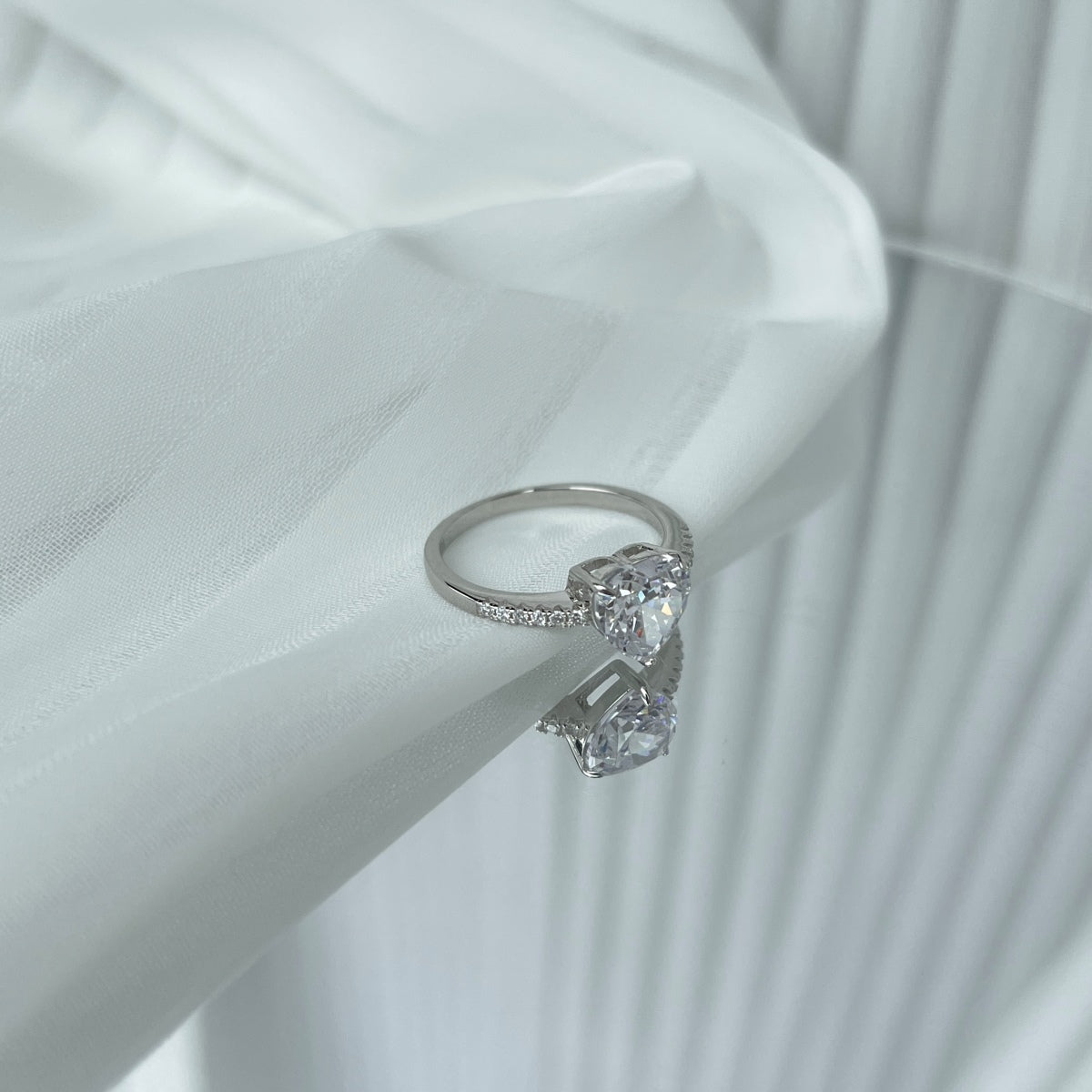 [CharmAmor]2.0 Carat Dazzling Lustrous Heart Cut Lover Ring