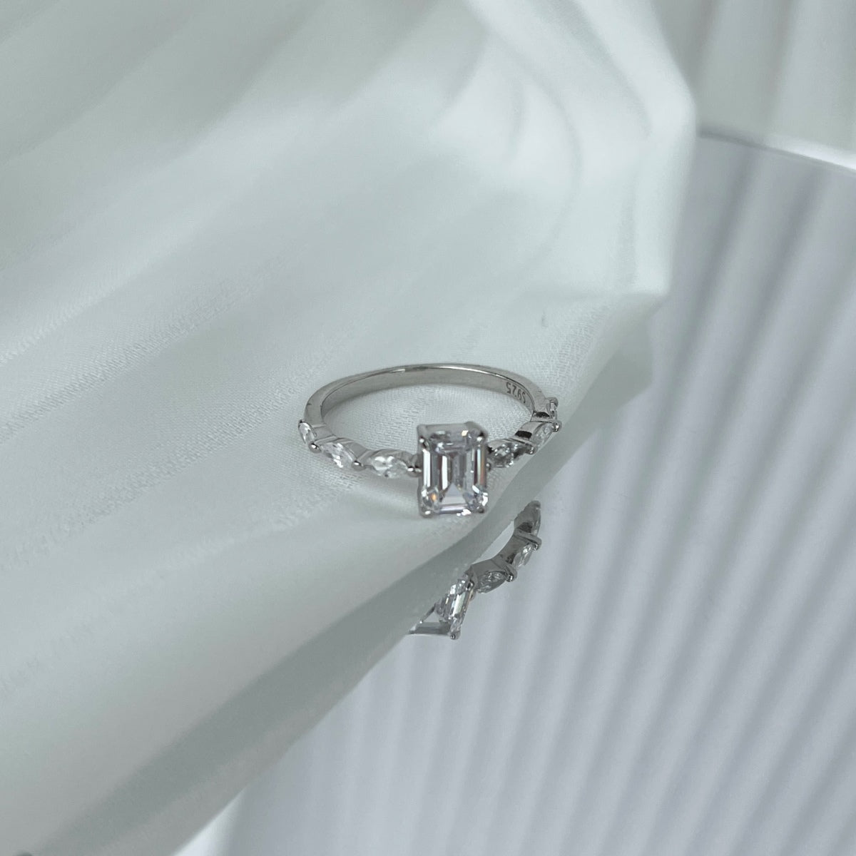 [CharmAmor]1.0 Carat Dainty Resplendent Radiant Cut Daily Ring