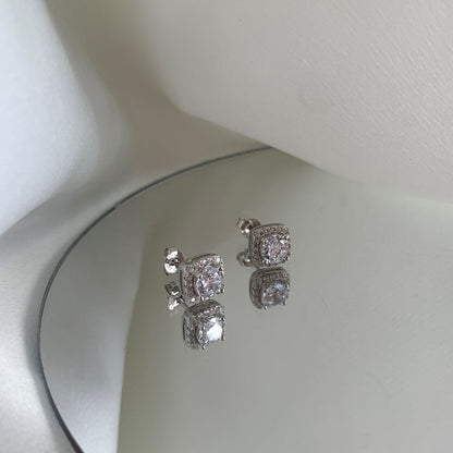[CharmAmor]Classic Round Center Stone Stud Earrings