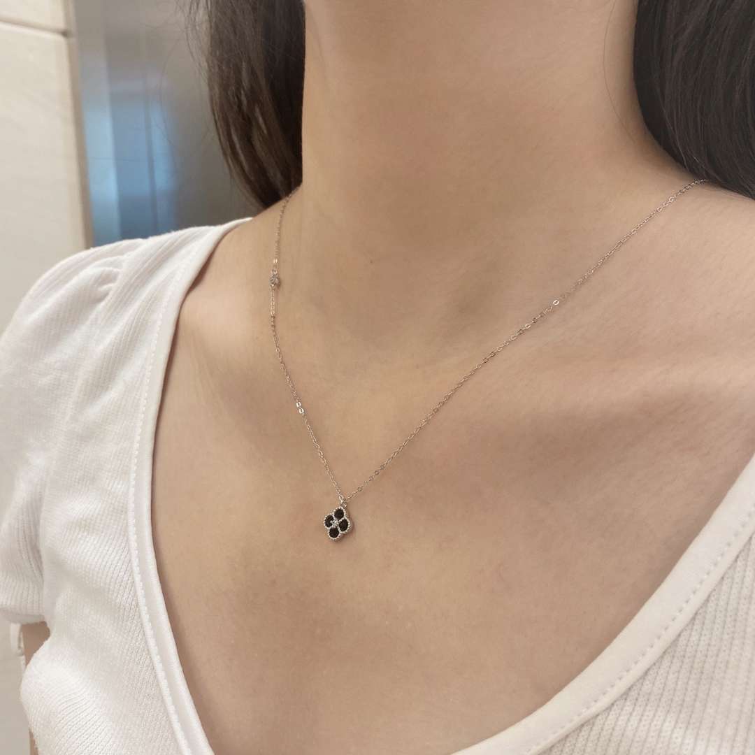 [CharmAmor]Delicate Flower Shape Necklace