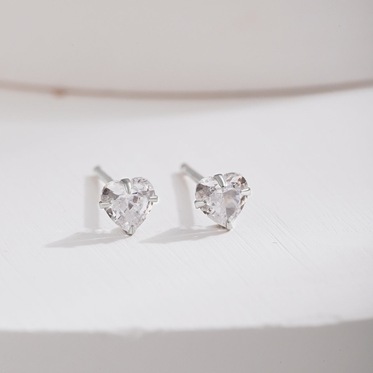 [CharmAmor]Sparkling Heart Shaped Simple Earrings