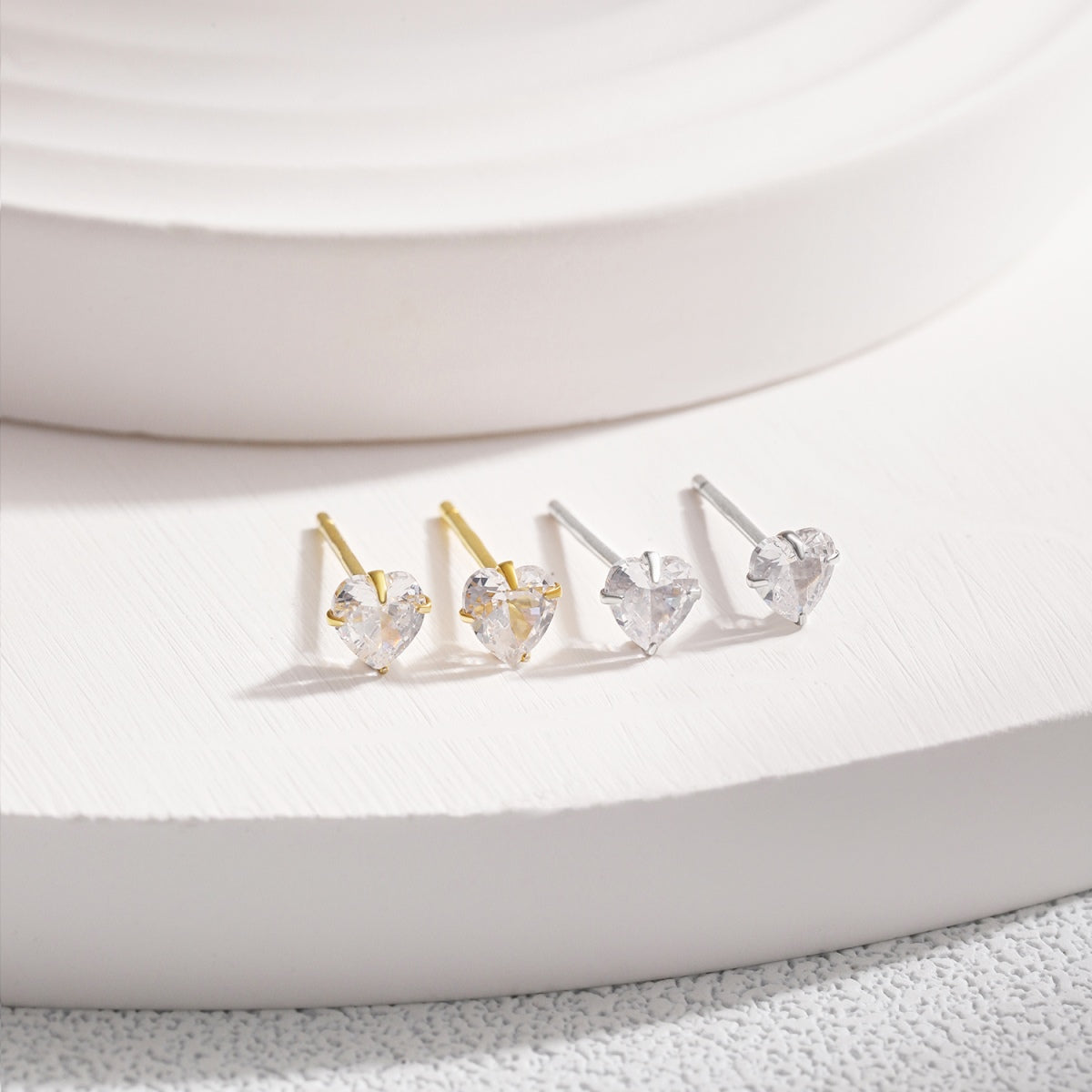 [CharmAmor]Sparkling Heart Shaped Simple Earrings