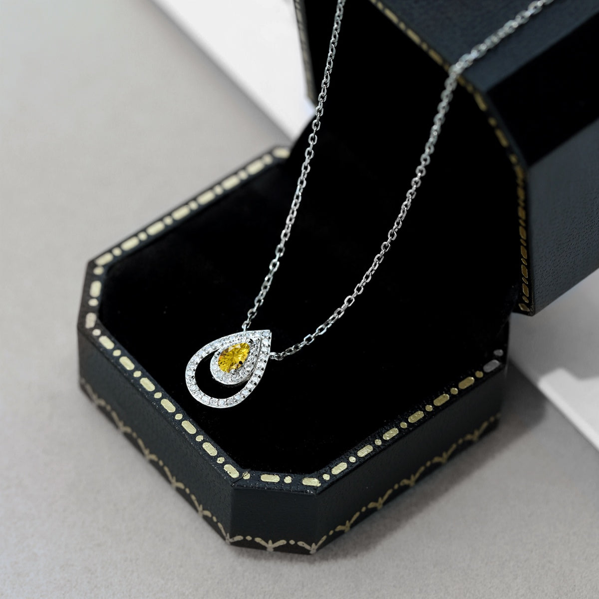 [CharmAmor]Sparkling Pear Cut Necklace