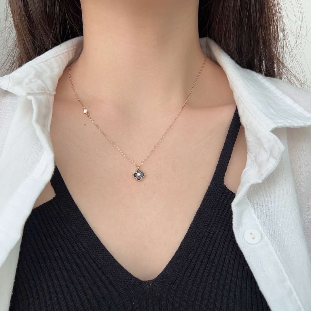 [CharmAmor]Delicate Flower Shape Necklace