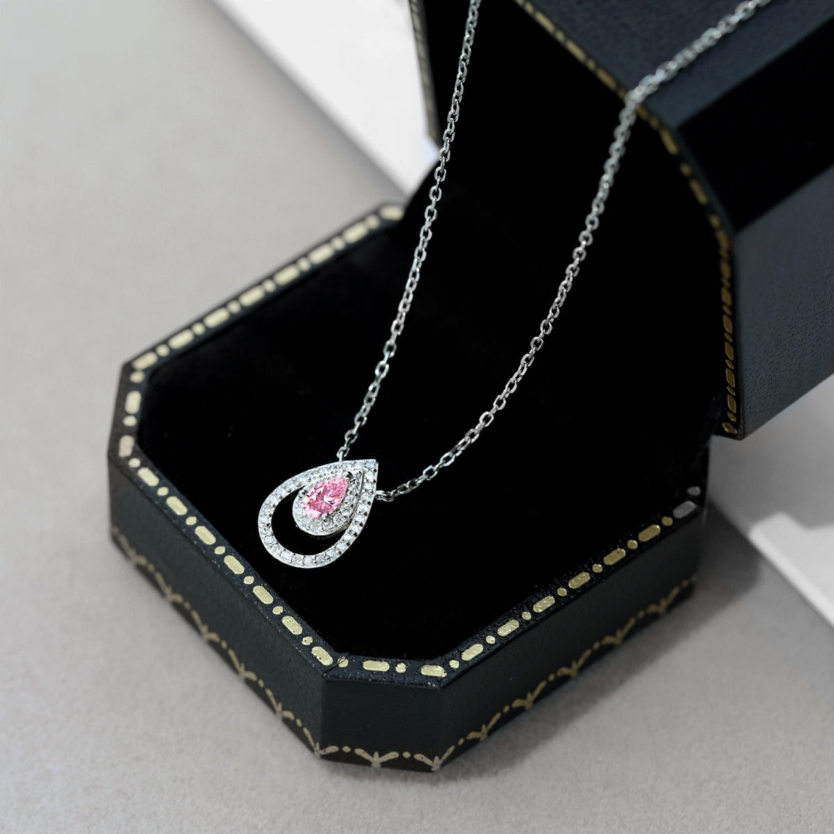 [CharmAmor]Sparkling Pear Cut Necklace