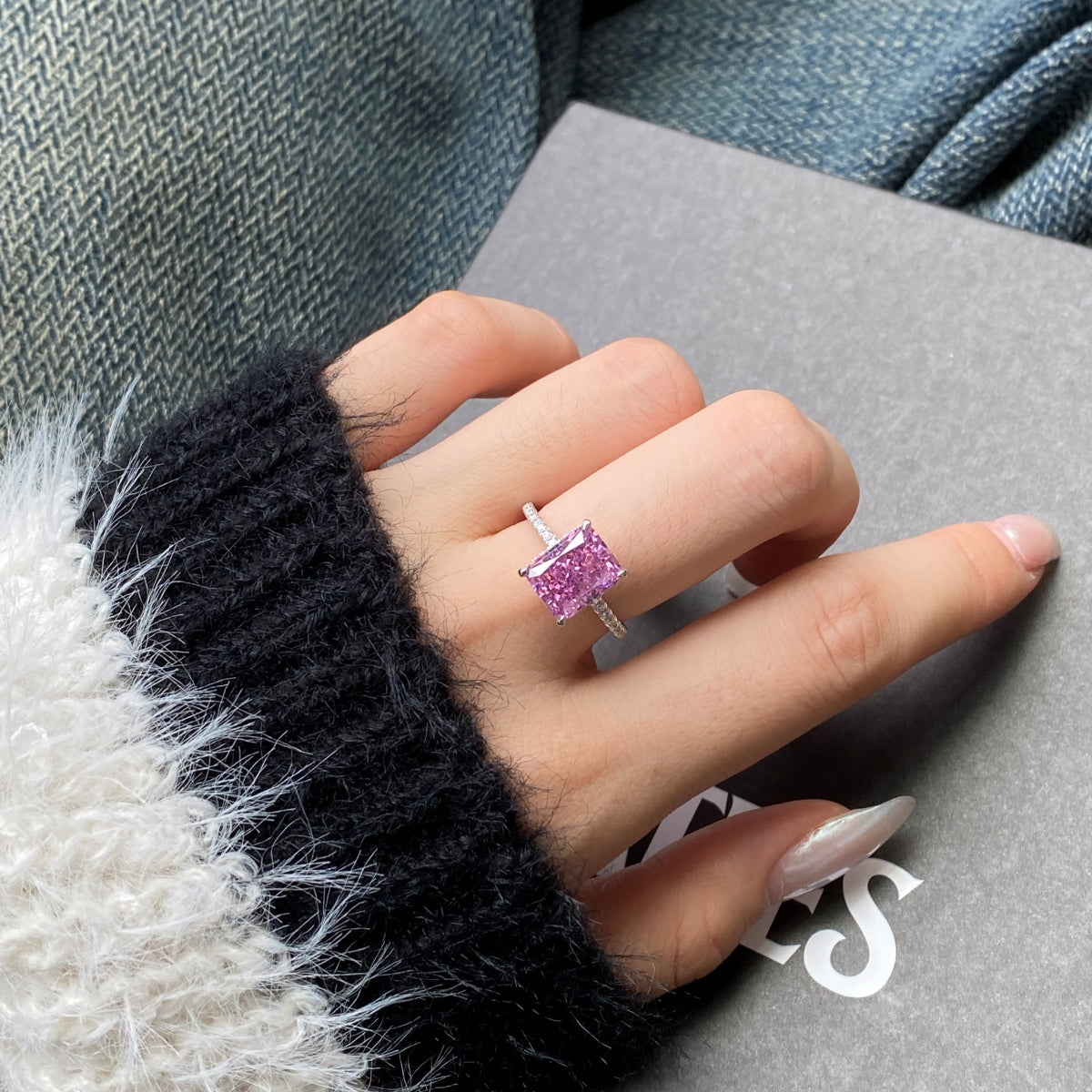 [CharmAmor]4.0 Carat Luxurious Engagement Ring