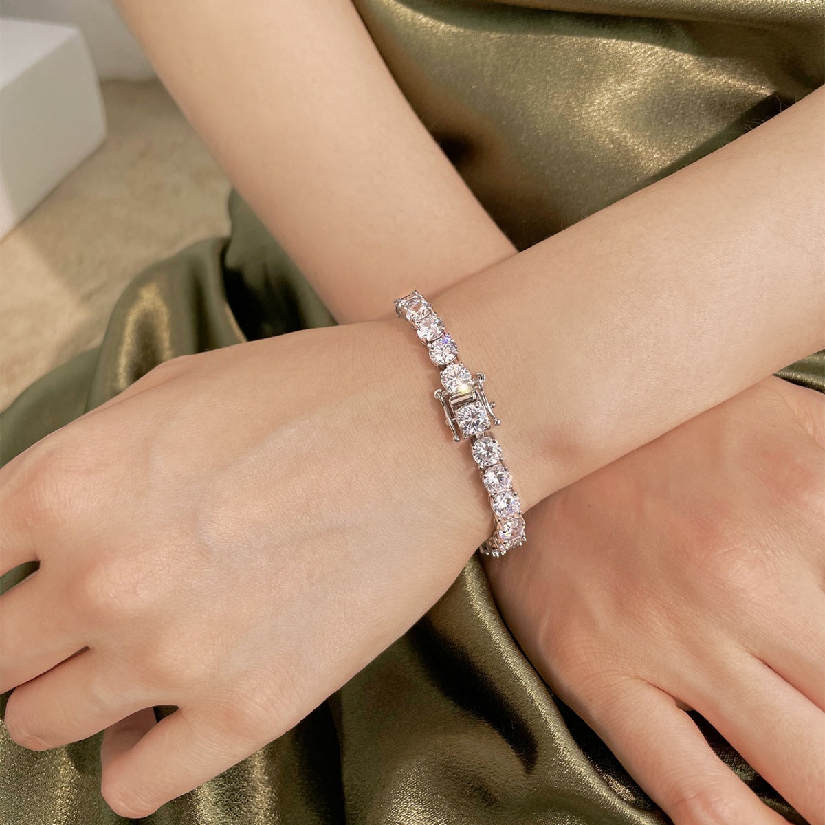 [CharmAmor]0.75 Carat Dazzling Round Cut Wedding Bracelet