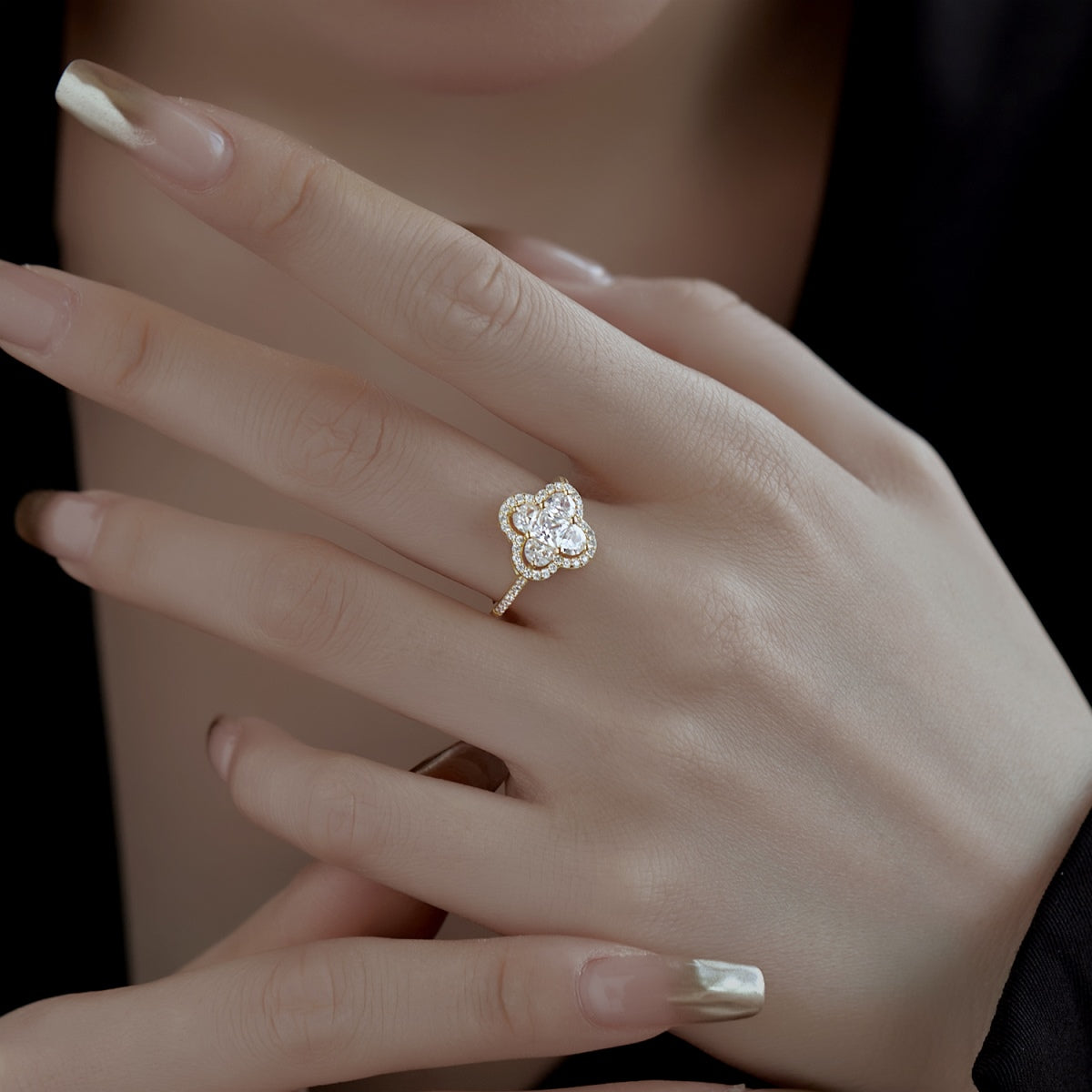 [CharmAmor]Luxurious Eternity Flower Shape Banquet Ring