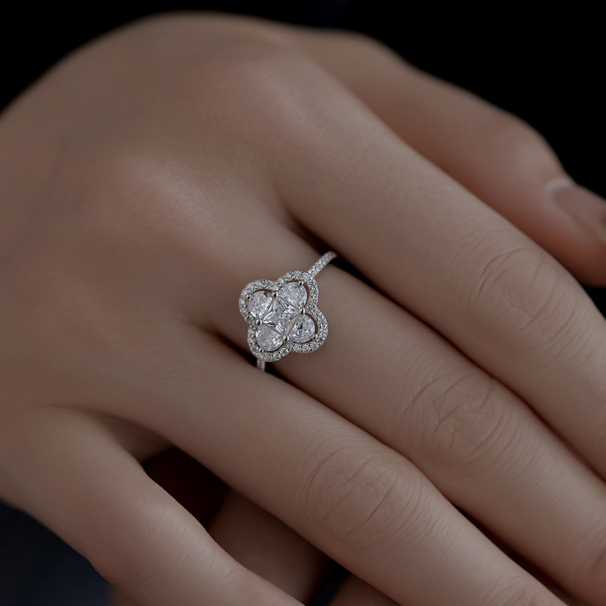 [CharmAmor]Luxurious Eternity Flower Shape Banquet Ring