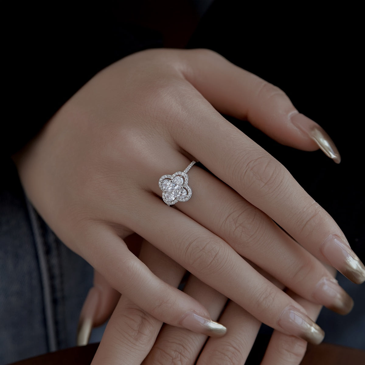 [CharmAmor]Luxurious Eternity Flower Shape Banquet Ring