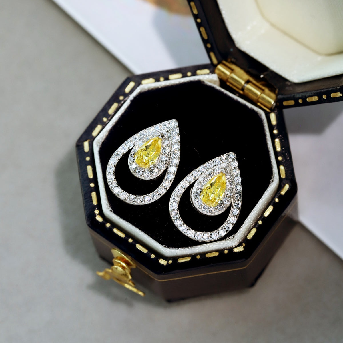 [CharmAmor]Sparkling Delicate Water Drop Shape Daily Earrings