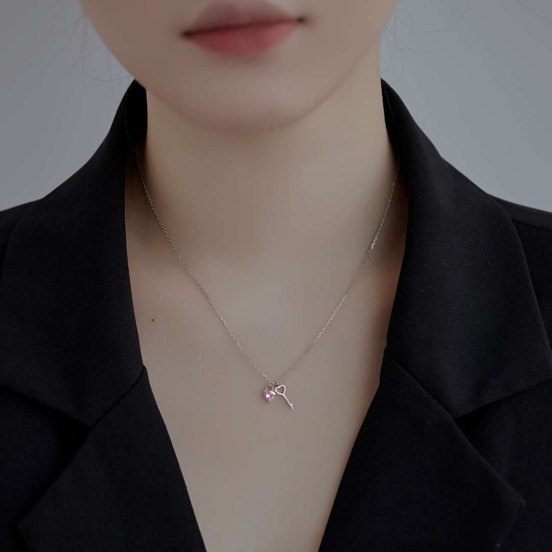 [CharmAmor]Unique Heart Shape Key Pendent Necklace