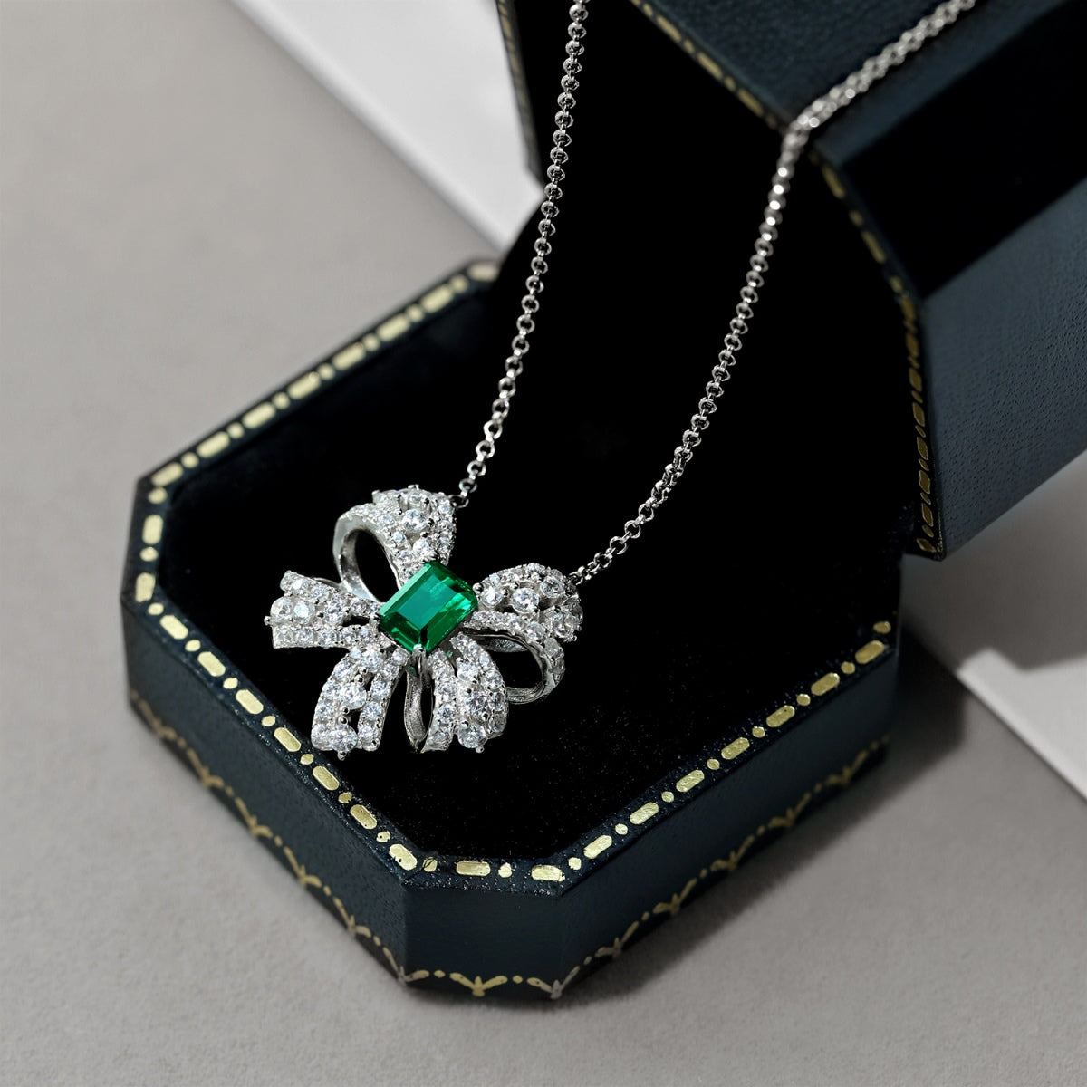 [CharmAmor]Luxurious Flower Shape Emerald Cut Necklace