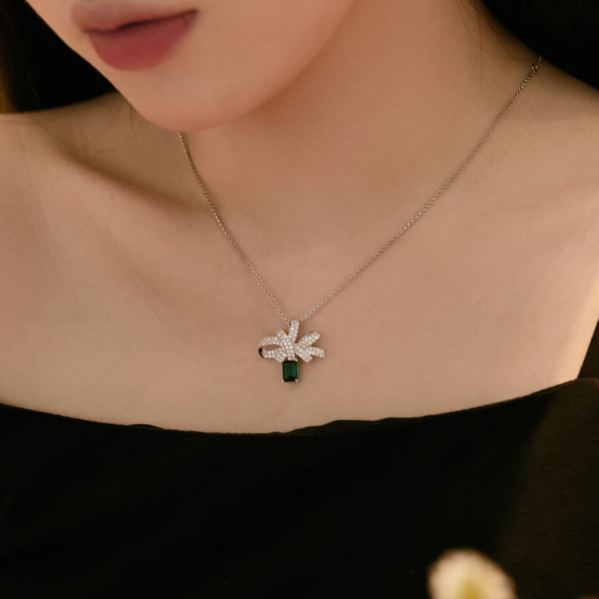 [CharmAmor]Luxurious Flower Shape Emerald Cut Necklace