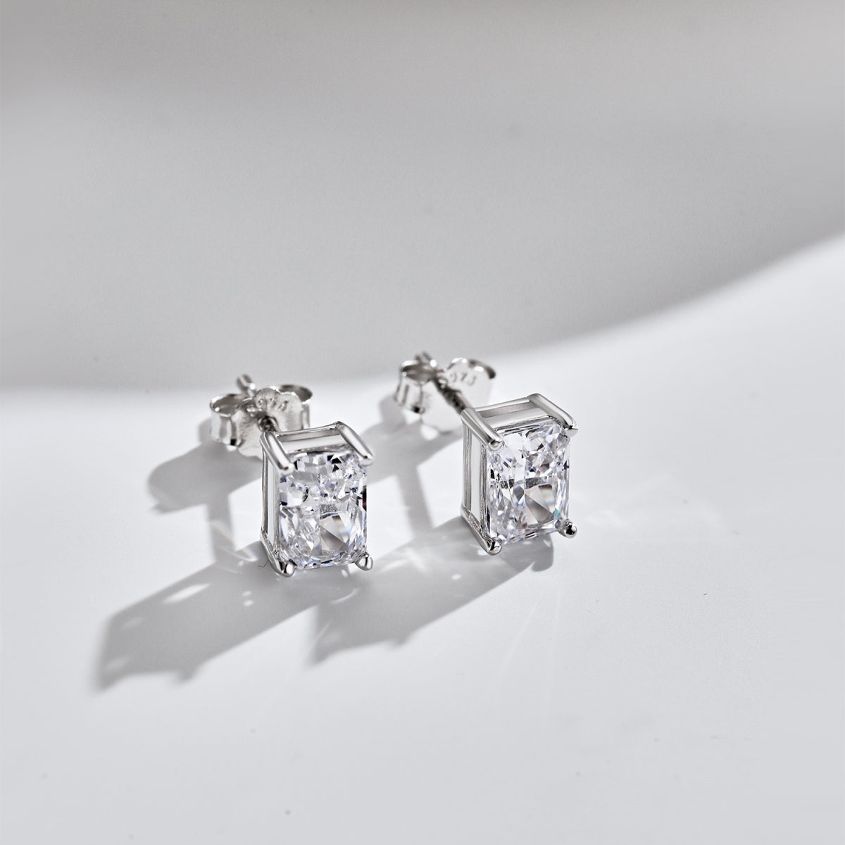 [CharmAmor]Radiant Luxurious Princess Cut Daily Earrings