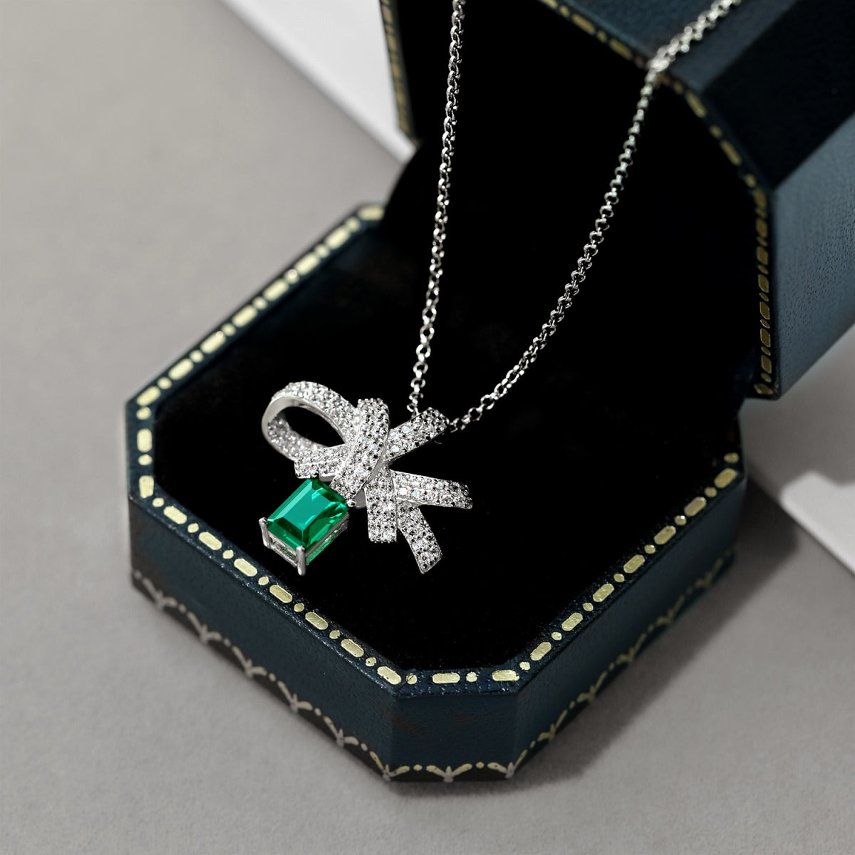 [CharmAmor]Luxurious Flower Shape Emerald Cut Necklace
