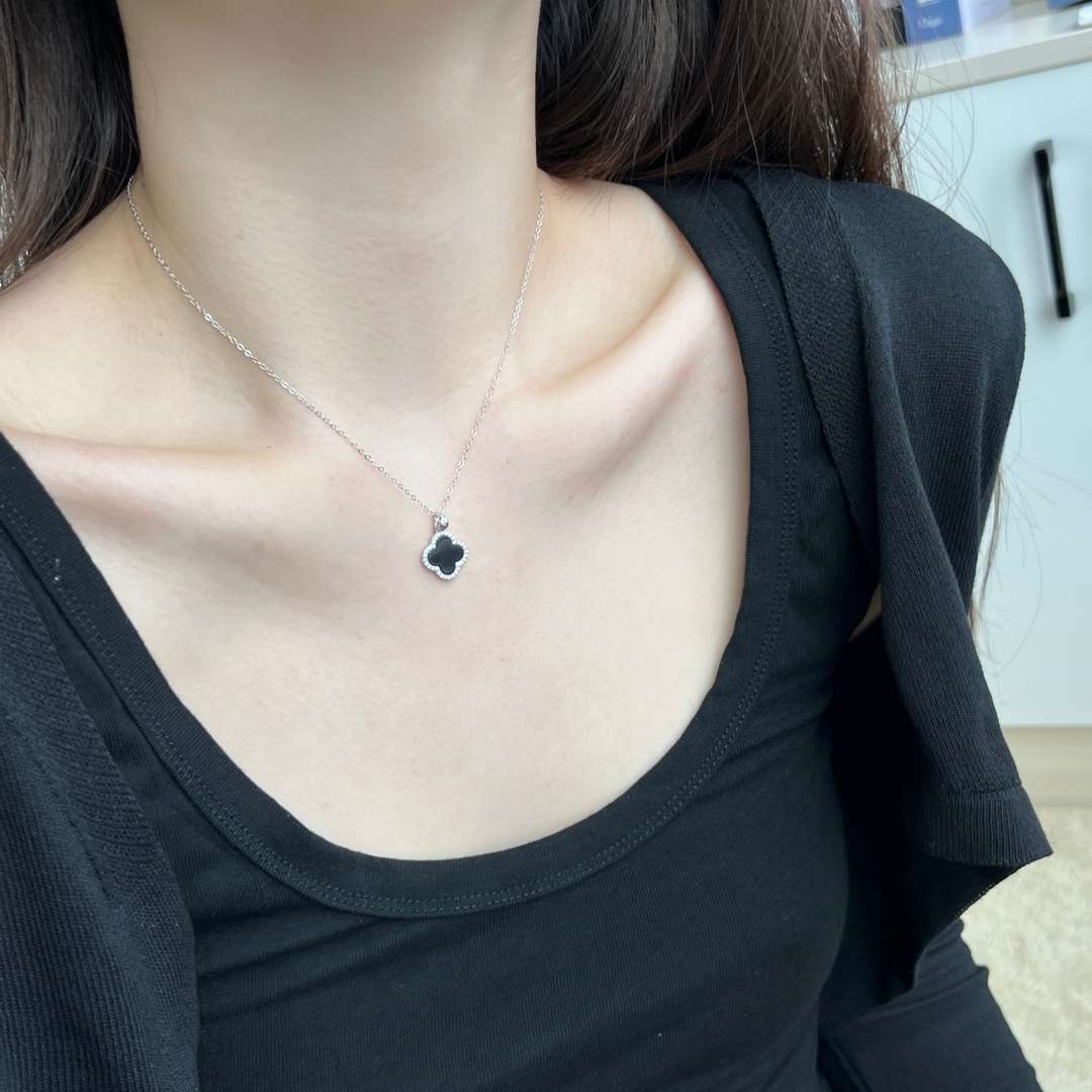 [CharmAmor]Dainty Flower Shape Necklace